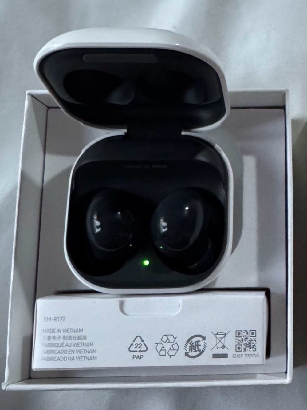 Samsung White Charging Case with Black Earbud